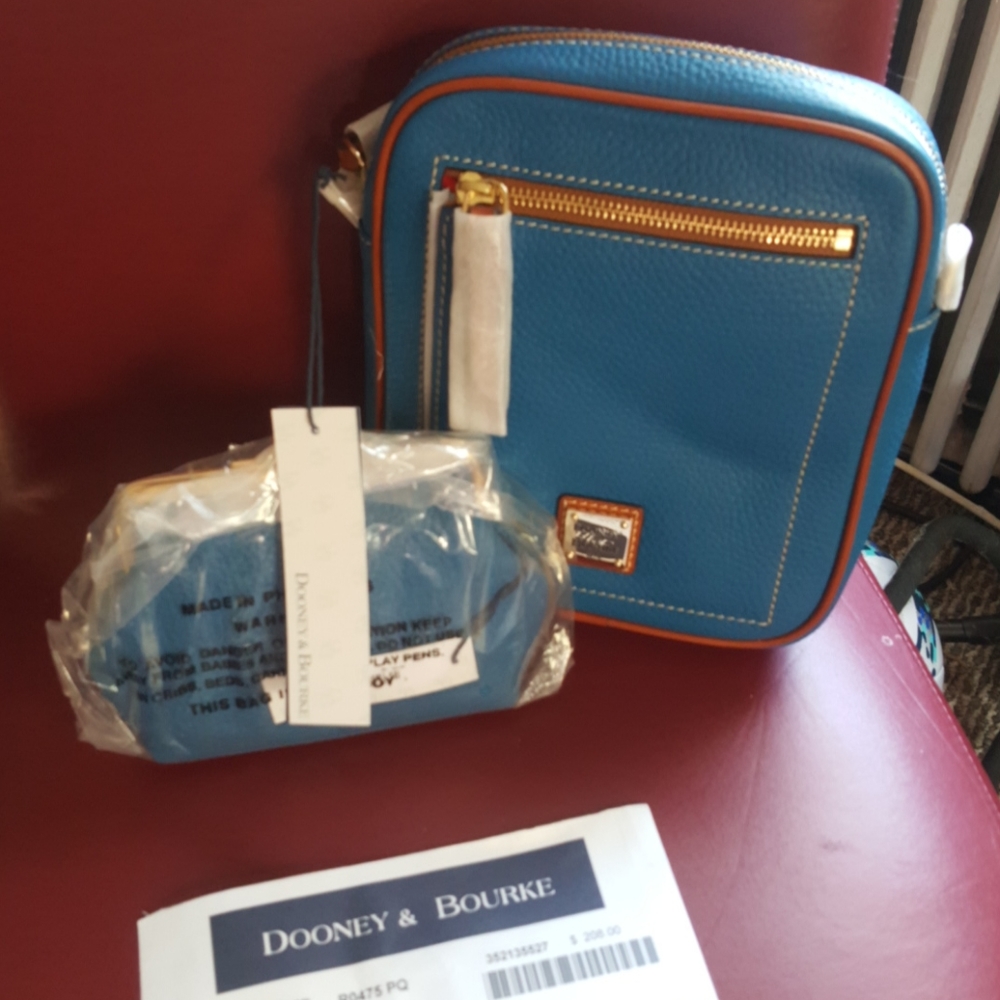 Dooney bourke camera bag/kisslock